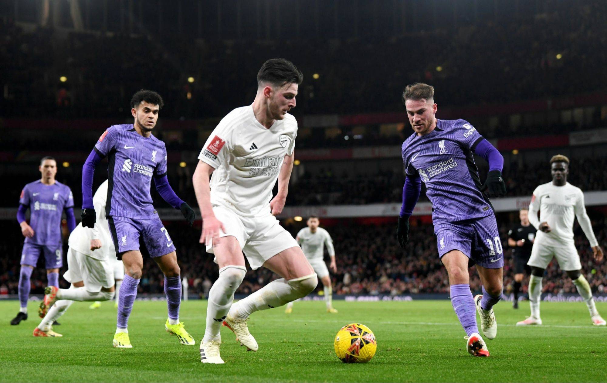 乐动体育入口关于利物浦训练开放日，集结日防线松动引欢呼，CBA季后赛在即，数据趋势出现新变化的信息